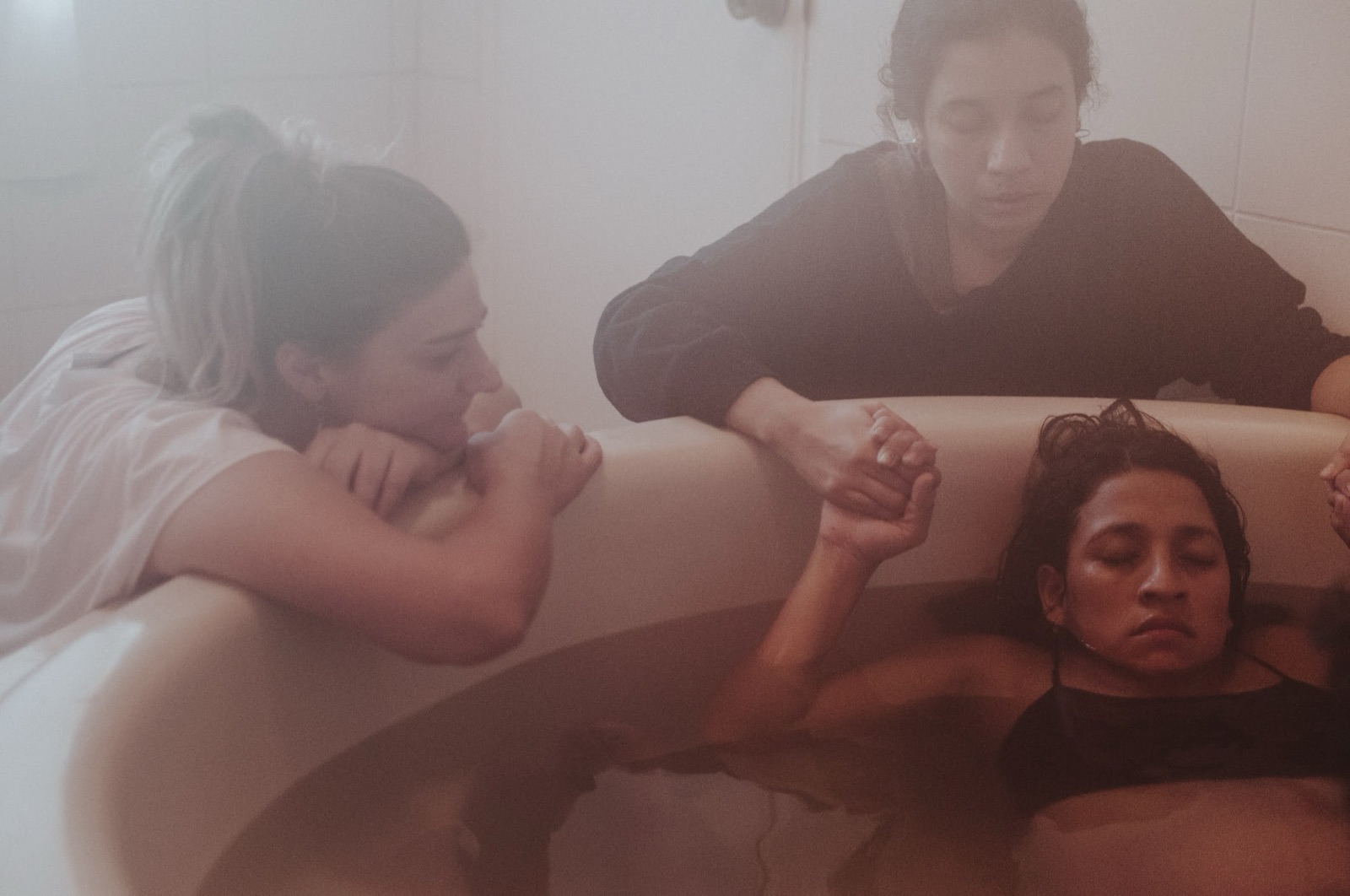 Dra. Lu acompañando un parto en agua