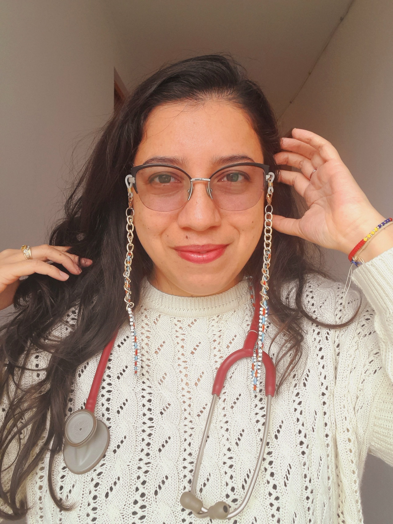 Dra. Lu Triana, médica y doula, sonriendo con su estetoscopio